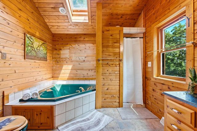 5633 Contour ROAD, Waterford, WI 53185