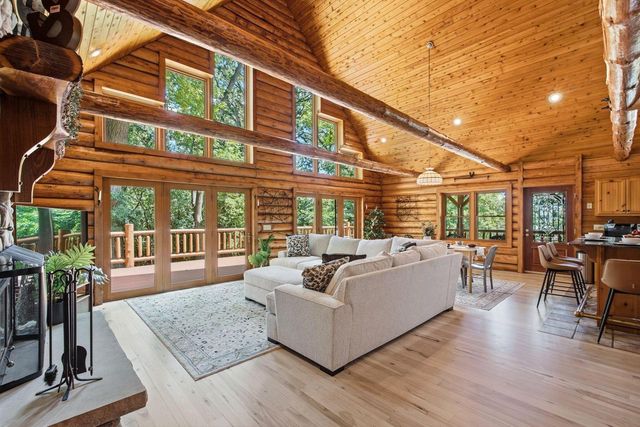 5633 Contour ROAD, Waterford, WI 53185