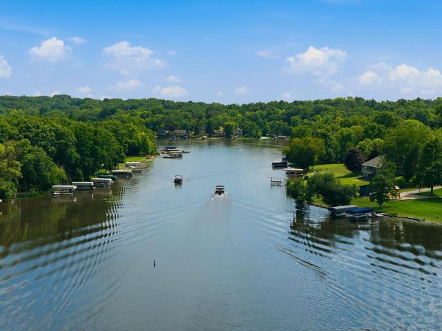 5633 Contour ROAD, Waterford, WI 53185