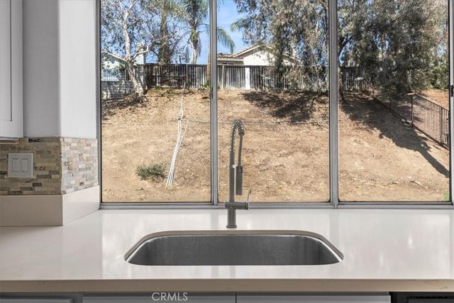 718 Saint Helena, Corona, CA 92879