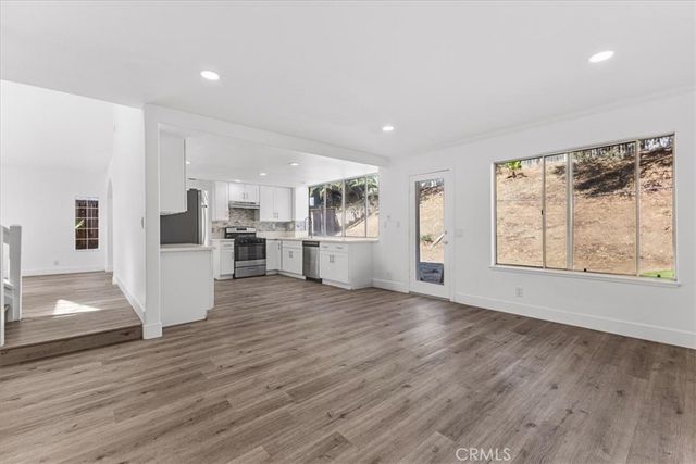 718 Saint Helena, Corona, CA 92879