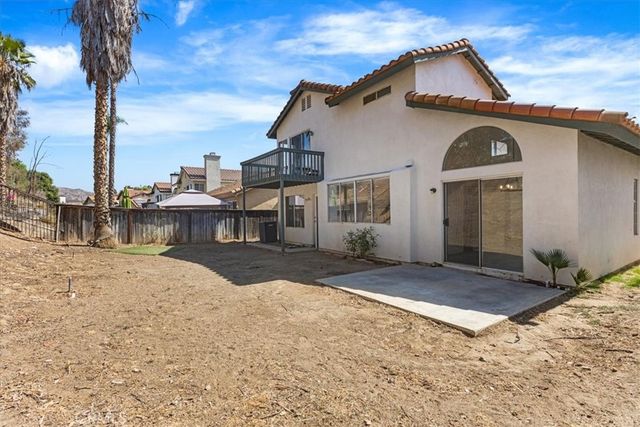 718 Saint Helena, Corona, CA 92879