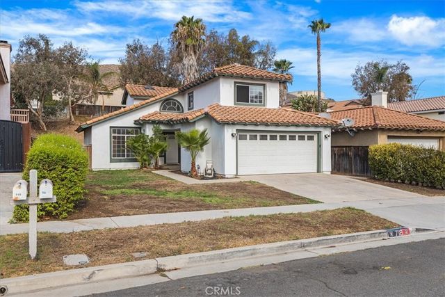 718 Saint Helena, Corona, CA 92879