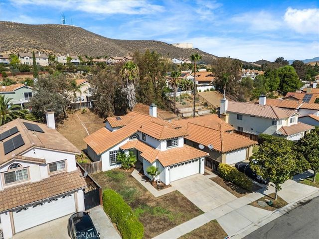 718 Saint Helena, Corona, CA 92879