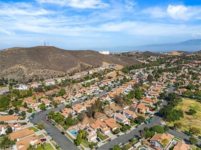 718 Saint Helena, Corona, CA 92879
