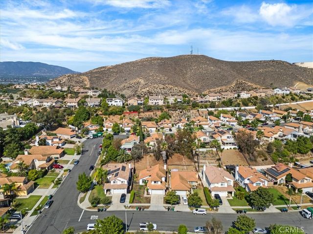 718 Saint Helena, Corona, CA 92879