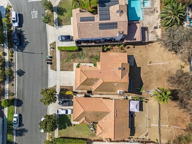 718 Saint Helena, Corona, CA 92879