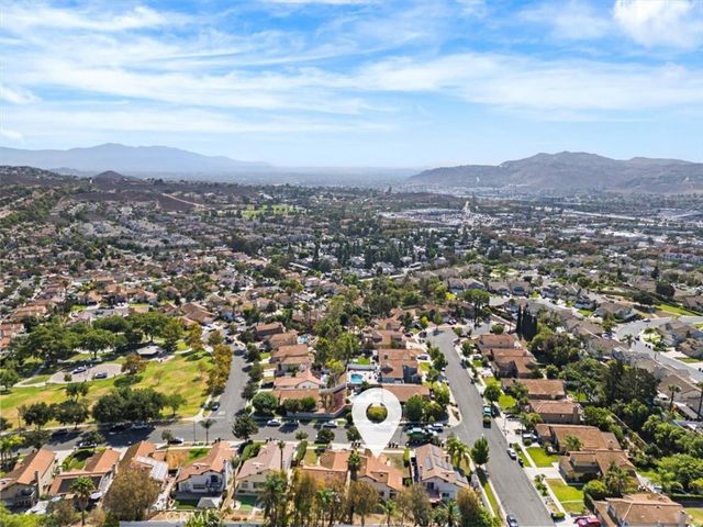 718 Saint Helena, Corona, CA 92879