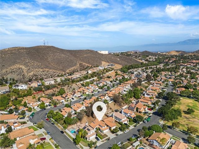 718 Saint Helena, Corona, CA 92879