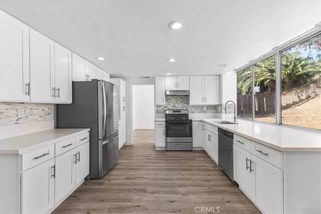 718 Saint Helena, Corona, CA 92879