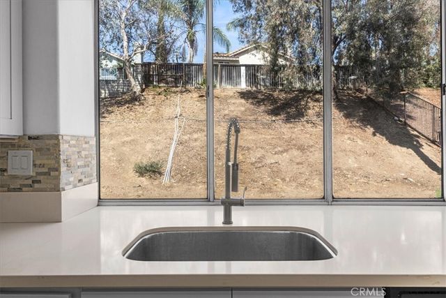 718 Saint Helena, Corona, CA 92879