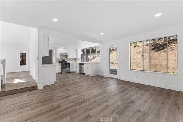 718 Saint Helena, Corona, CA 92879