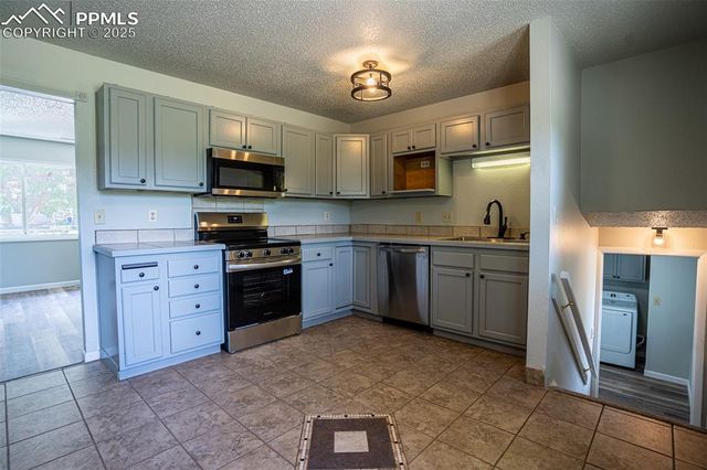 810 Hutchinson Drive, Colorado Springs, CO 80910