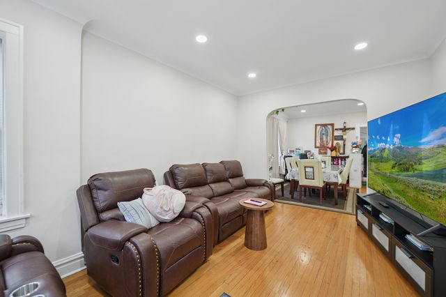 4954 W Byron Street, Chicago, IL 60641