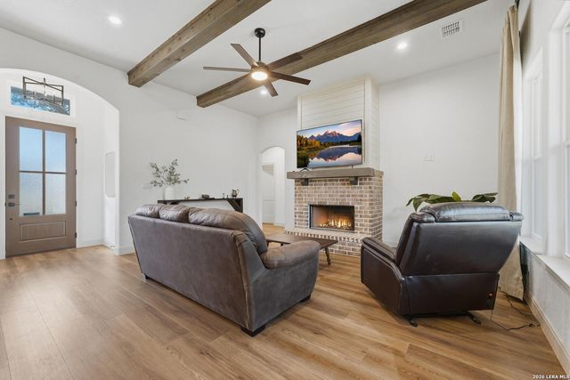1196 County Road 319, La Vernia, TX 78121