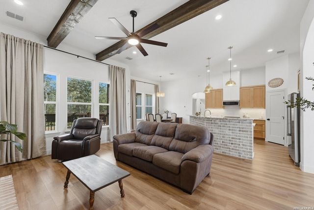1196 County Road 319, La Vernia, TX 78121