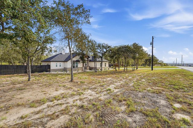 1196 County Road 319, La Vernia, TX 78121