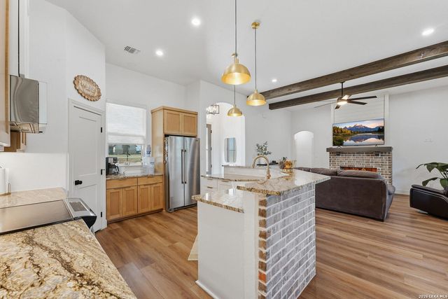 1196 County Road 319, La Vernia, TX 78121