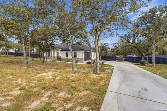 1196 County Road 319, La Vernia, TX 78121