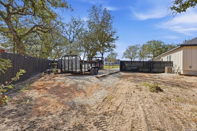 1196 County Road 319, La Vernia, TX 78121