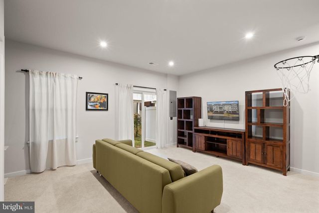 18353 MOSS GARDEN RD, Dumfries, VA 22026