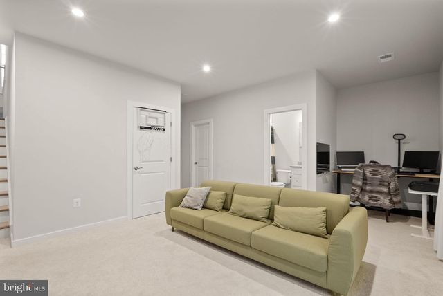 18353 MOSS GARDEN RD, Dumfries, VA 22026