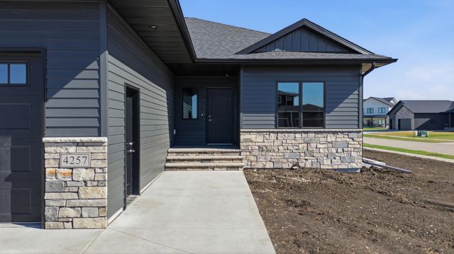 4257 Pine Parkway S, Fargo, ND 58104
