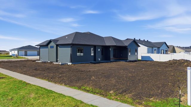 4257 Pine Parkway S, Fargo, ND 58104