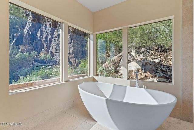 7310 N HIGHCLIFF Drive, Paradise Valley, AZ 85253