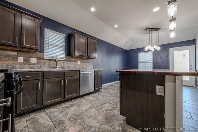 5811 E 146th Place S, Bixby, OK 74008