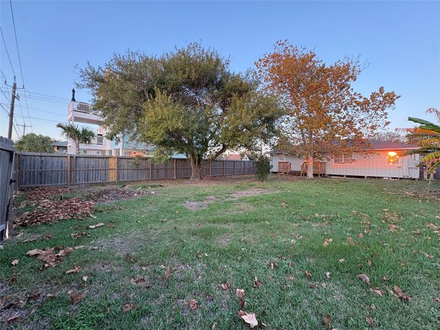3205 Kleinmann Avenue, Galveston, TX 77551