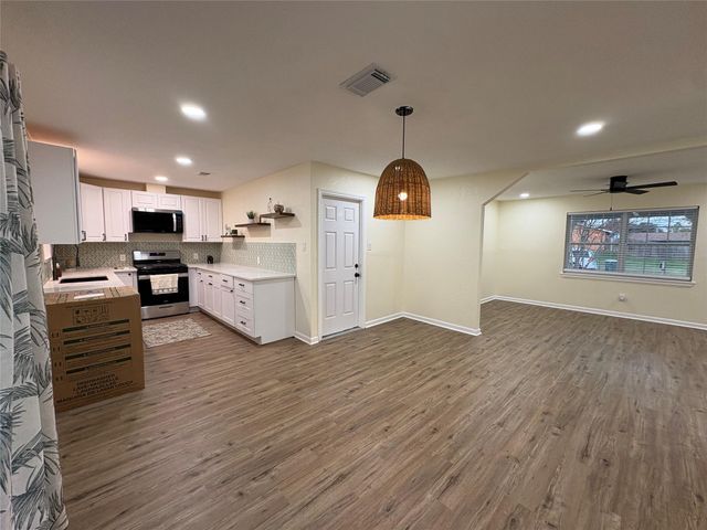 3205 Kleinmann Avenue, Galveston, TX 77551