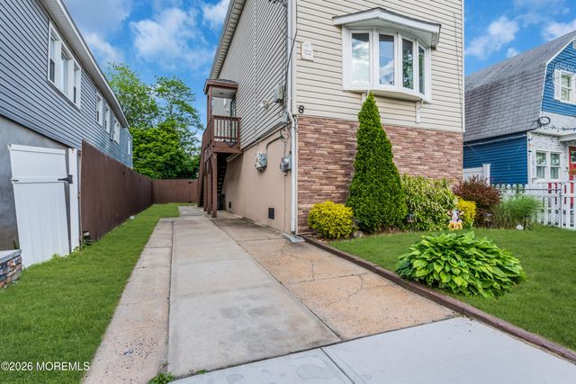 8 Lincoln Court, Keansburg, NJ 07734
