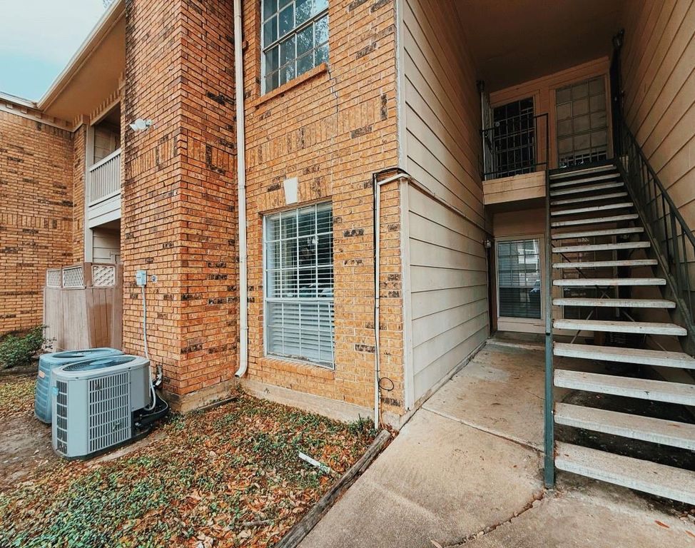 2626 Holly Hall Street 313, Houston, TX 77054
