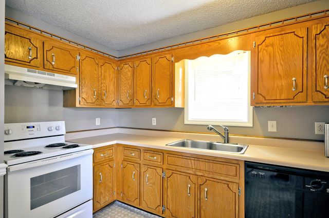 2690 ELKMONT DR, Clarksville, TN 37040