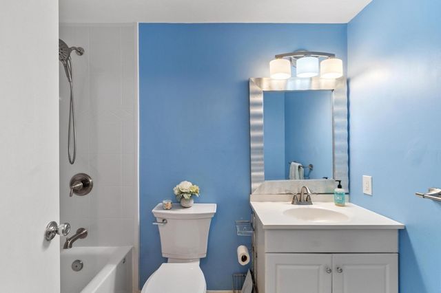 4 Glen Devin St 4, Amesbury, MA 01913