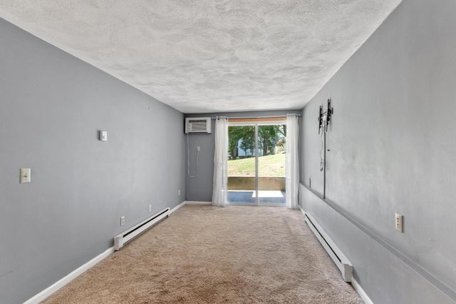 4 Glen Devin St 4, Amesbury, MA 01913