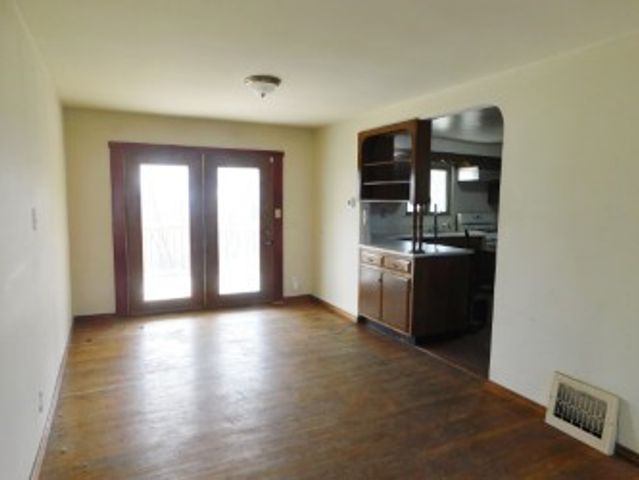 600 Riverview Dr, Dravosburg, PA 15034