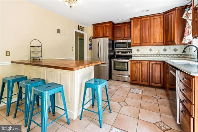 2002 FAIRBLUE LN, Wilmington, DE 19810