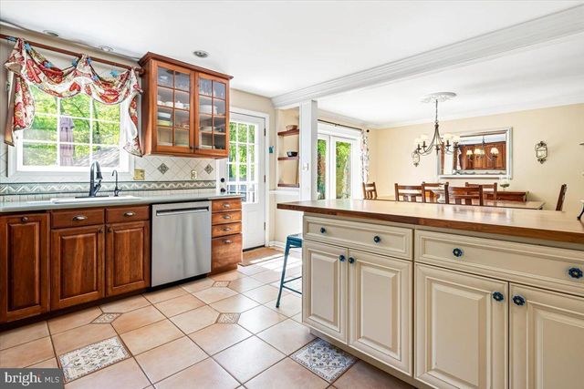 2002 FAIRBLUE LN, Wilmington, DE 19810