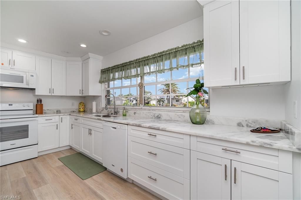 Image 10 of property listing at 212 SE 45TH ST, Cape Coral, FL 33904