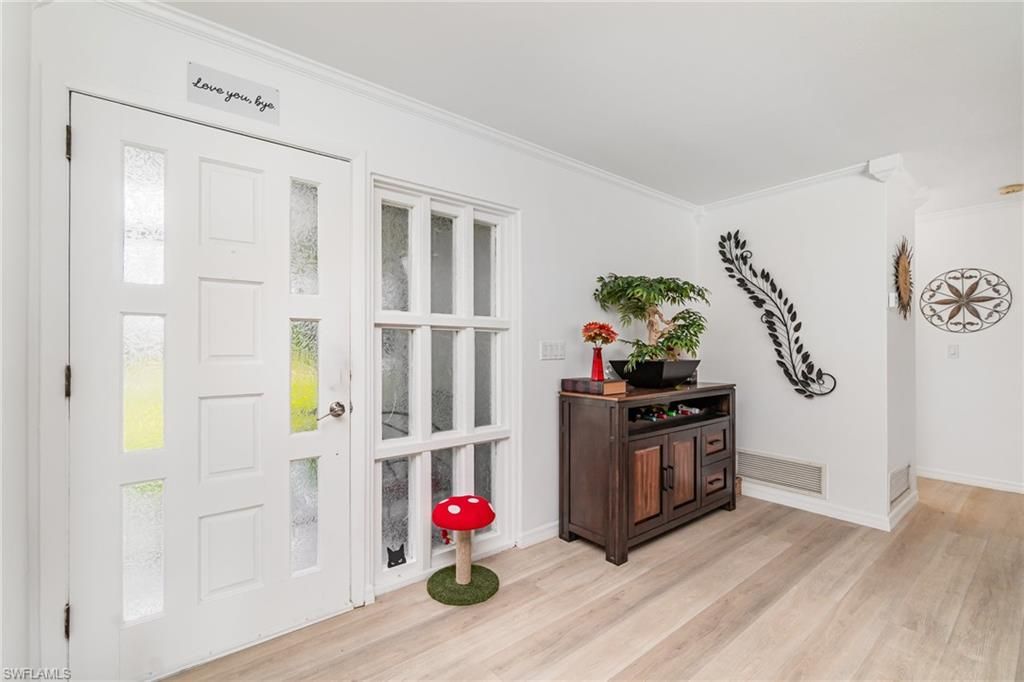 Image 5 of property listing at 212 SE 45TH ST, Cape Coral, FL 33904