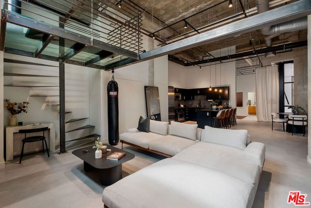 330 W 11th Street 104, Los Angeles, CA 90015