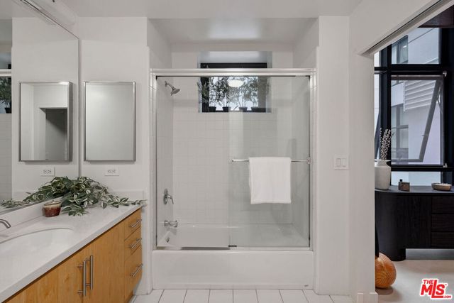 330 W 11th Street 104, Los Angeles, CA 90015