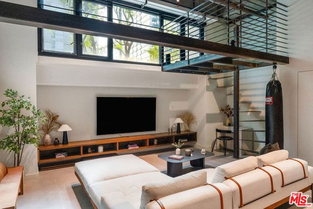 330 W 11th Street 104, Los Angeles, CA 90015