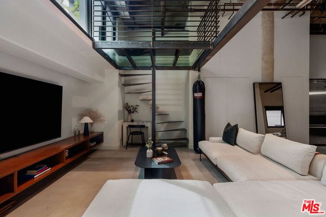 330 W 11th Street 104, Los Angeles, CA 90015