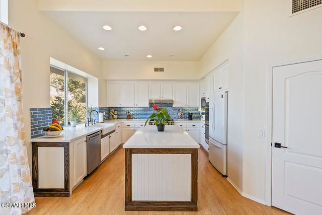 1880 Crystal View Circle, Newbury Park, CA 91320