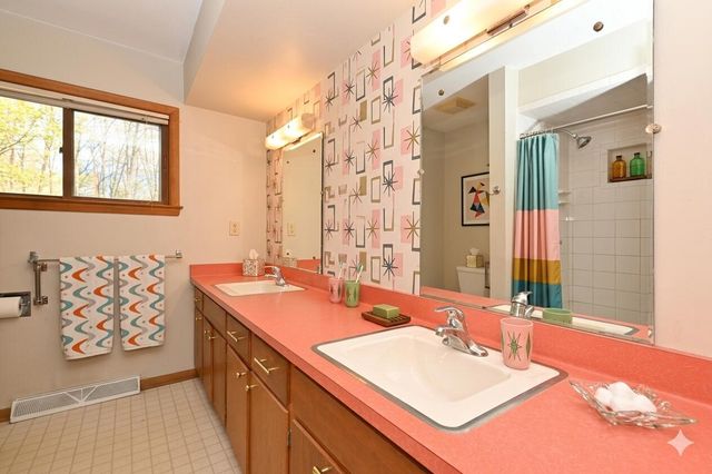 4108 W Woodward DRIVE, Franklin, WI 53132