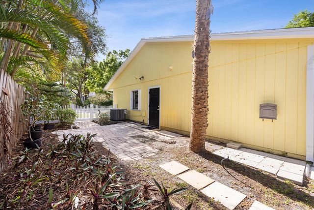 227 W Riverside Drive, Jupiter, FL 33469