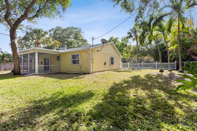 227 W Riverside Drive, Jupiter, FL 33469